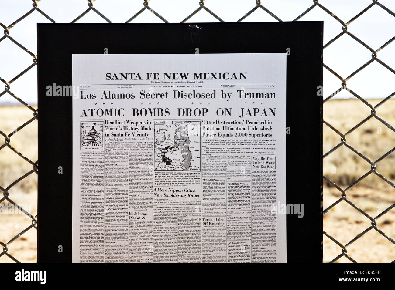 Un pannello di informazioni sulla visualizzazione su una catena collegamento recinto presso il Trinity sito nelle vicinanze di Socorro, NM. Foto Stock