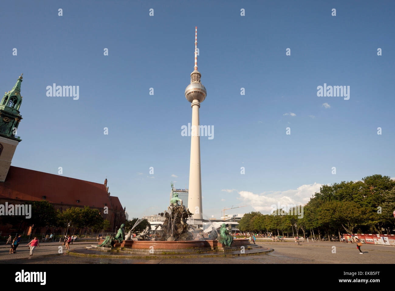 Fontana di Nettuno e la Fernsehturm Torre della TV di Berlino, Germania, Europa Foto Stock