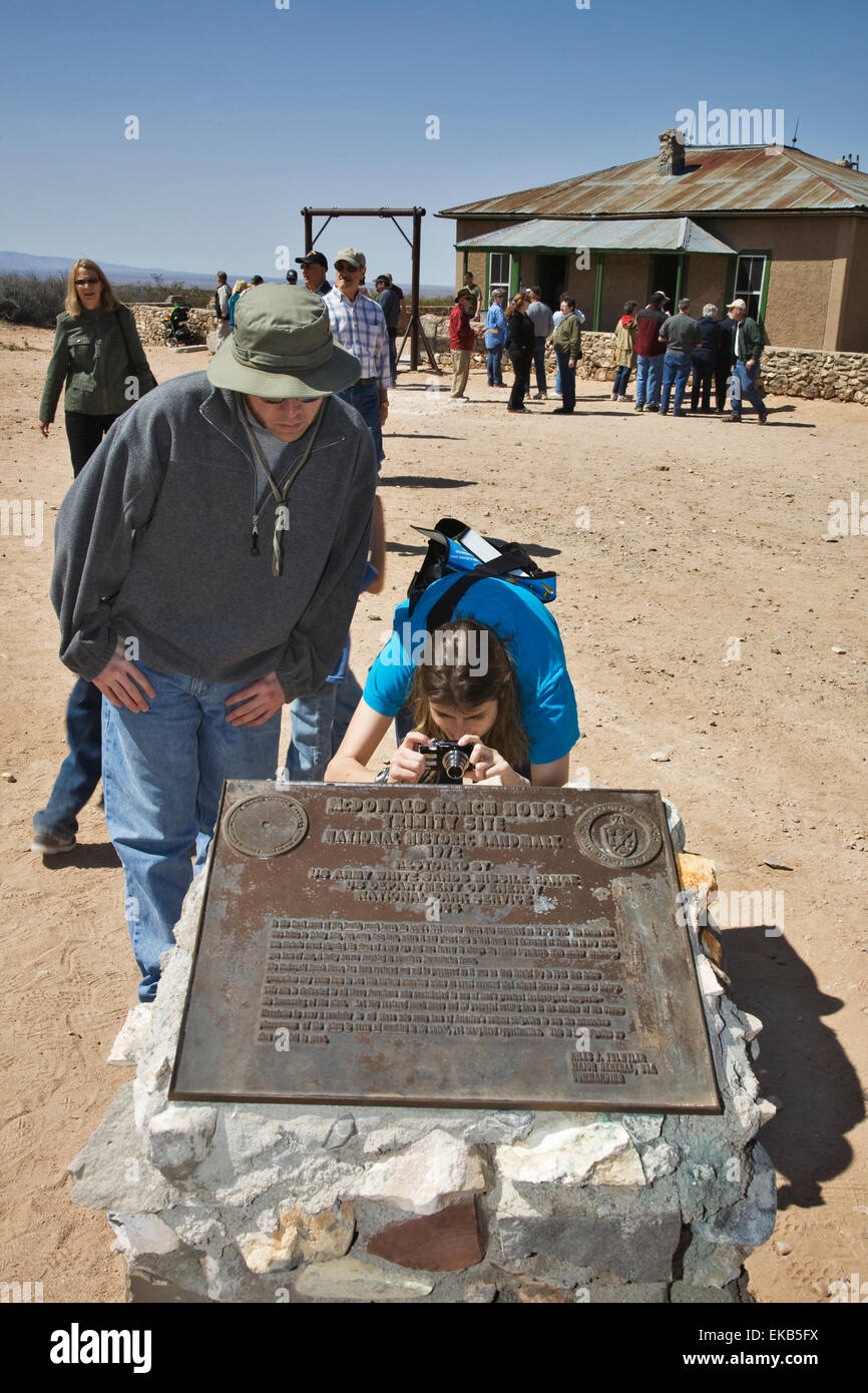 I visitatori della Trinità bomba atomica Test Site nei pressi di Socorro, NM, esaminare una targhetta al McDonald cabina Foto Stock
