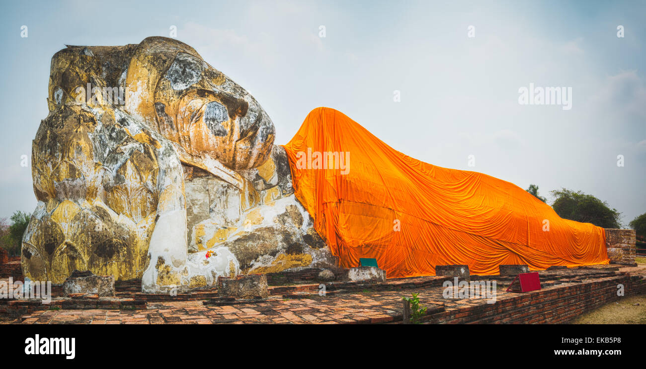 Gigante Buddha reclinato in Wat Lokayasutharam. Al parco storico di Ayutthaya. Panorama Foto Stock