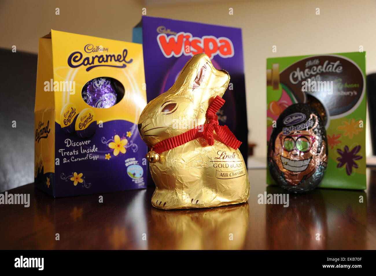 Lindt Chocolate bunny o coniglio e altre uova pasquali fatte da Cadbury's Foto Stock