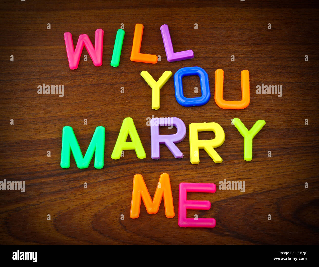 Ti sposerà me in colorate toy lettere sullo sfondo di legno Foto Stock
