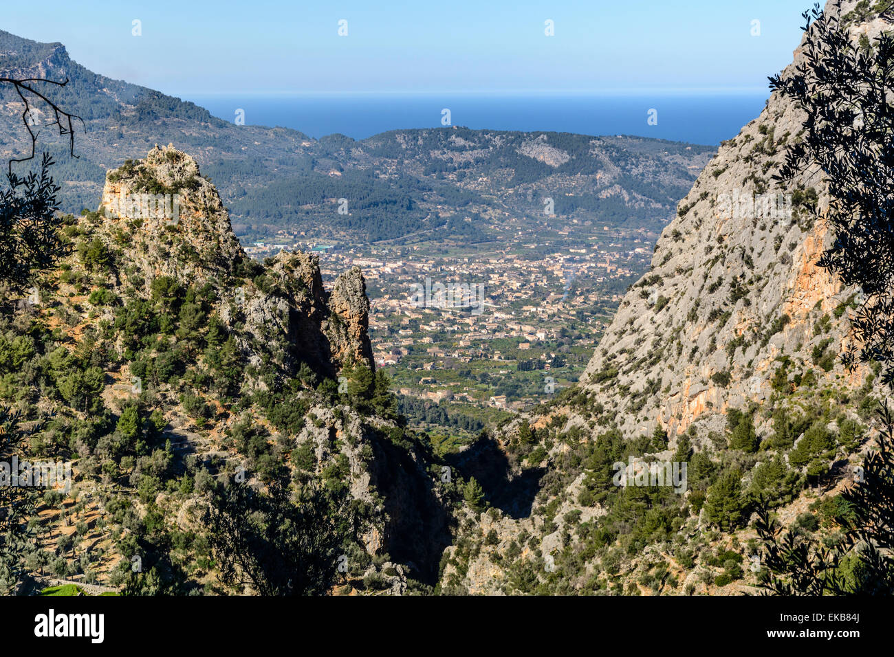 Vista attraverso la gola di Biniaraix per Soller Maiorca, isole Baleari, Spagna Foto Stock