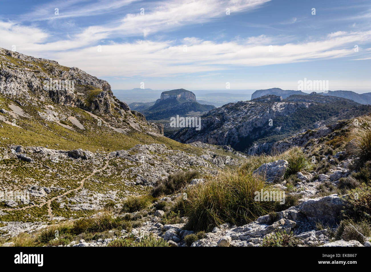 Vista del Tossals Verds massiccio e Table Mountain Puig de s' Alcadena, Maiorca, isole Baleari, Spagna Foto Stock