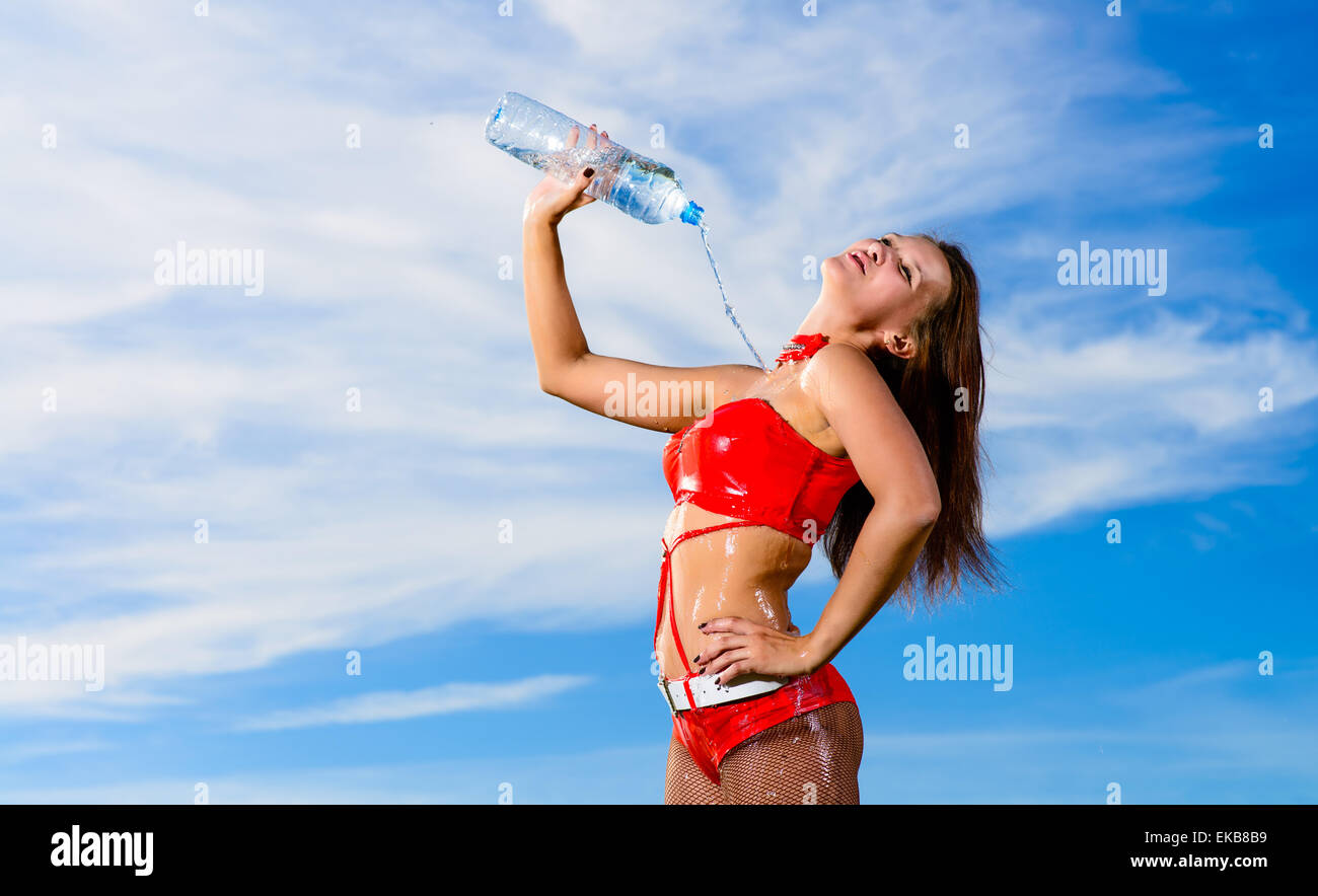 Sport ragazza in rosso uniforme con una bottiglia di acqua Foto Stock