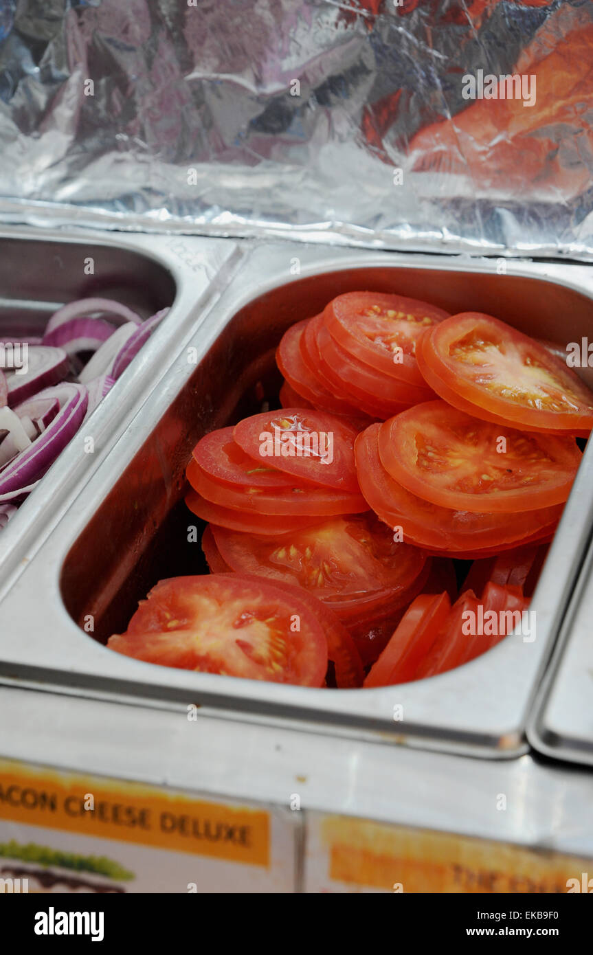 Appena i pomodori tagliati a fette in un contenitore in un fast food Foto Stock