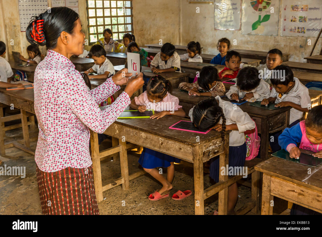 La scuola dei bambini nella classe nel villaggio di Kampong Tralach, il fiume Tonle Sap, Cambogia, Indocina, Asia sud-orientale, Asia Foto Stock