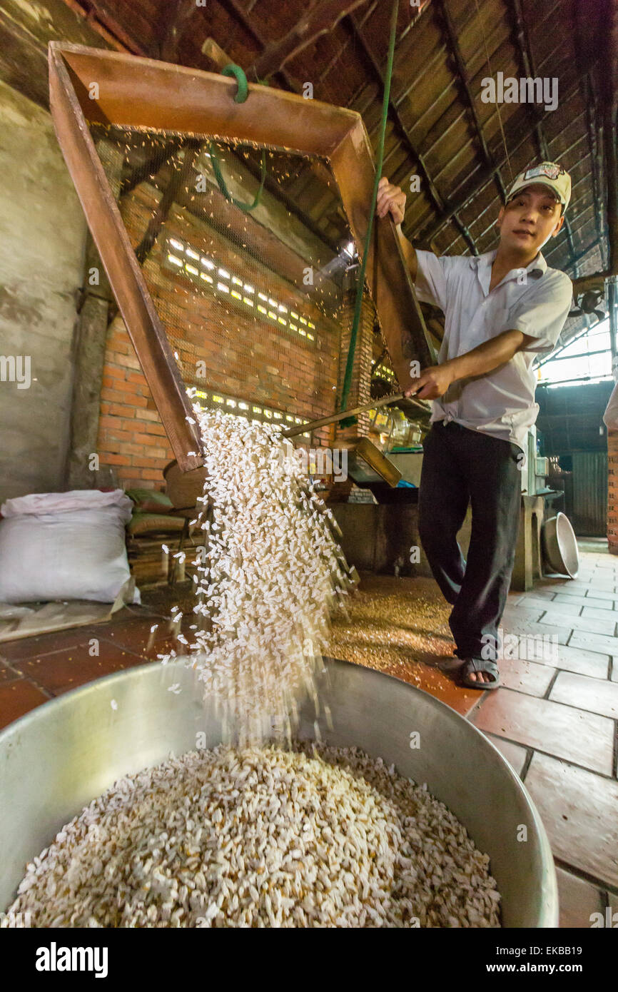 Uomo che fa palm riso zucchero candito a Cai Be, Vietnam, Indocina, Asia sud-orientale, Asia Foto Stock