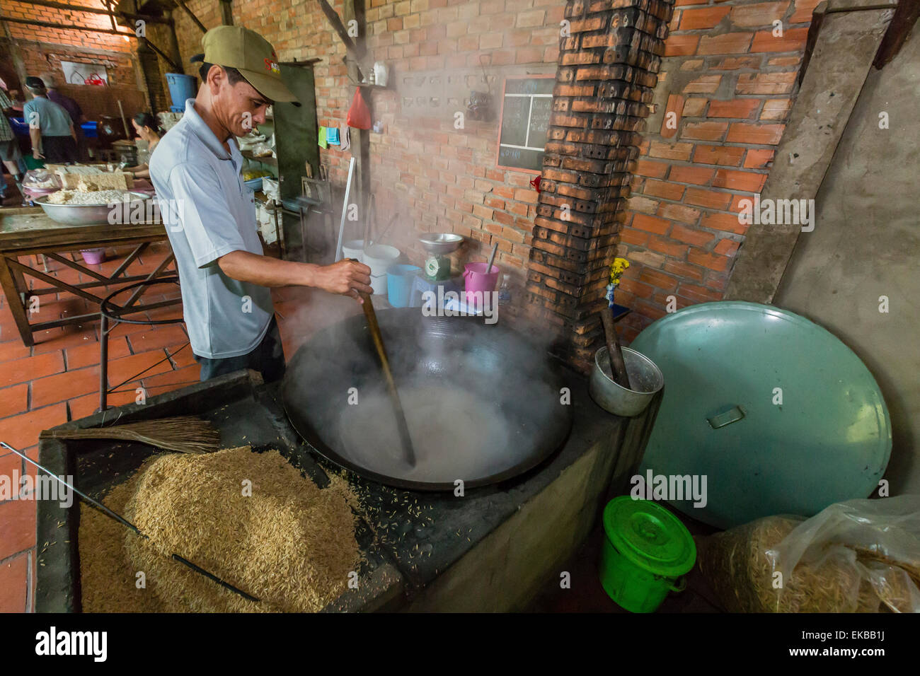Uomo che fa palm zucchero candito di riso sul fuoco a Cai Be, Vietnam, Indocina, Asia sud-orientale, Asia Foto Stock