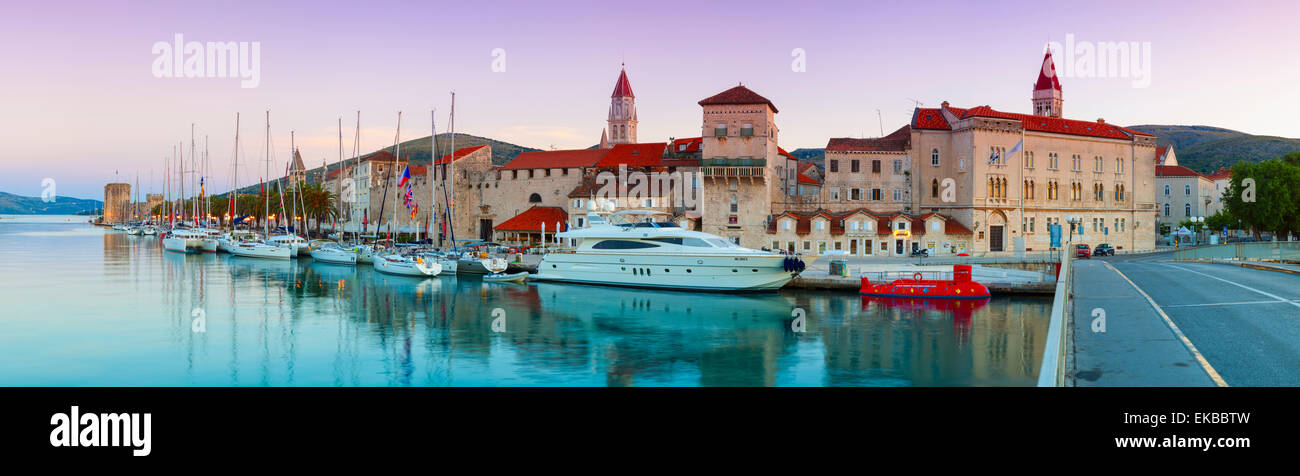 Il Trogir storico Stari Grad (Città Vecchia) di mura difensive e Harbour, Trogir, Dalmazia, Croazia, Europa Foto Stock