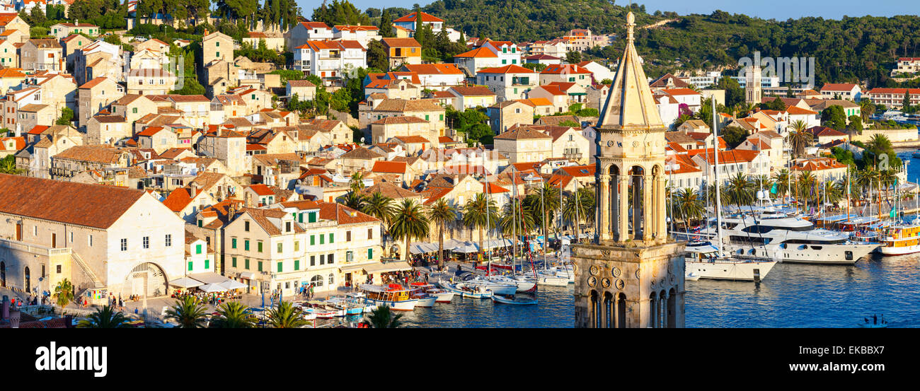 Vista in elevazione al di sopra della pittoresca cittadina portuale di Hvar Hvar, Dalmazia, Croazia, Europa Foto Stock