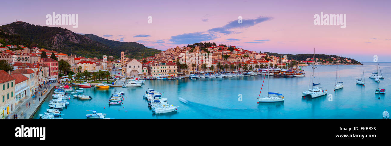 Vista in elevazione al di sopra della pittoresca cittadina portuale di Hvar accesa al crepuscolo, Hvar, Dalmazia, Croazia, Europa Foto Stock