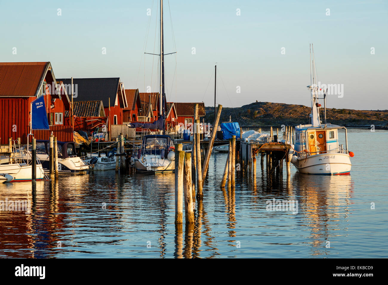 Barche e case in legno, Grebbestad, regione di Bohuslan, nella costa occidentale della Svezia, Scandinavia, Europa Foto Stock