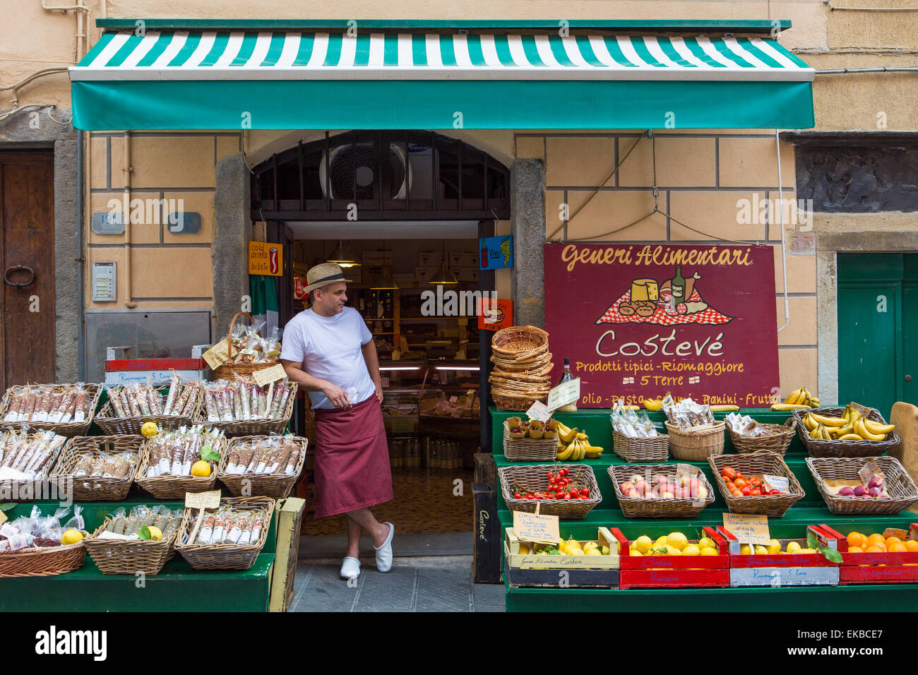 Tipico negozio in una scogliera borgo di Riomaggiore, Cinque Terre, Sito Patrimonio Mondiale dell'UNESCO, Liguria, Italia, Europa Foto Stock