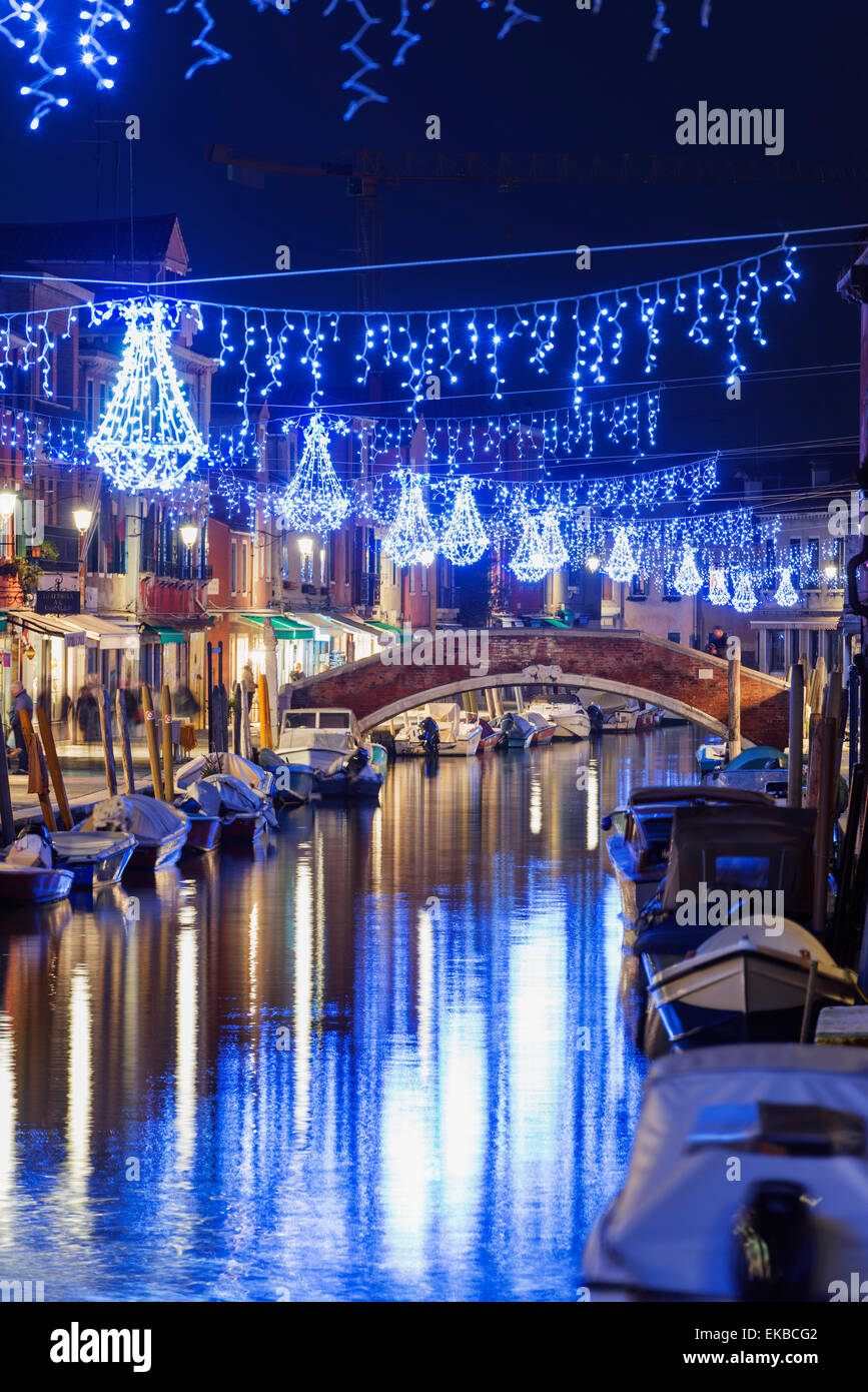 Le decorazioni di Natale si riflette in un canale, Murano, Venezia, Sito Patrimonio Mondiale dell'UNESCO, Veneto, Italia, Europa Foto Stock