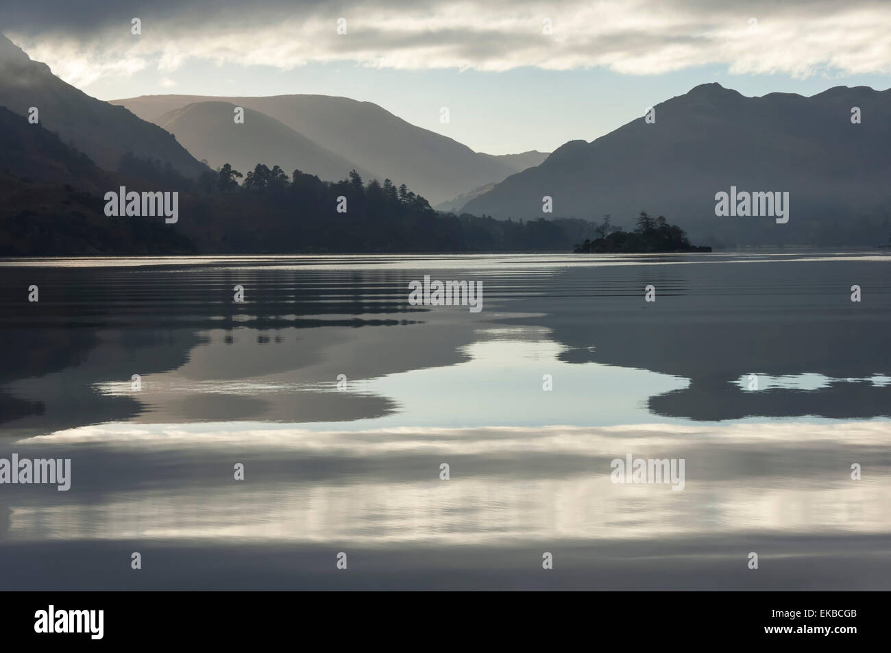 Ullswater, piccola isola in novembre, Parco Nazionale del Distretto dei Laghi, Cumbria, England, Regno Unito, Europa Foto Stock