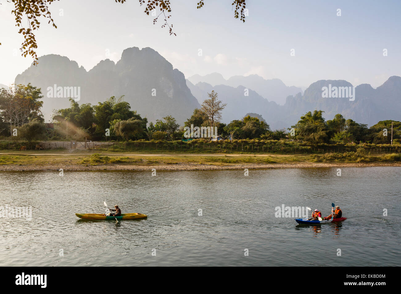 Persone kayaking sul Nam Song River, Vang Vieng, Laos, Indocina, Asia sud-orientale, Asia Foto Stock