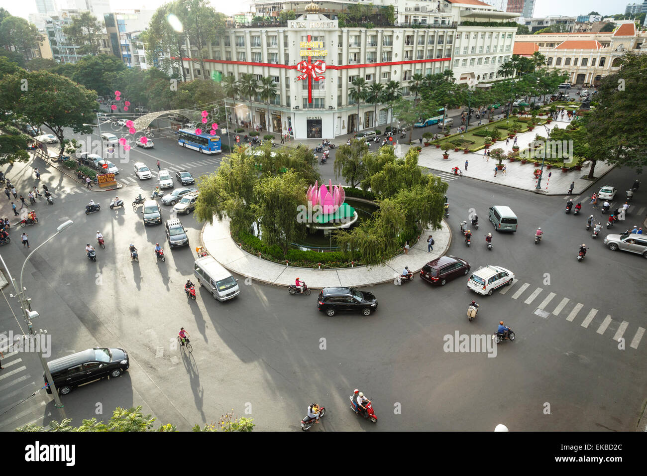 Intersezione di traffico Nguyen Hue Boulevard e Le Loi boulevard, la città di Ho Chi Minh (Saigon), Vietnam, Indocina, Asia Foto Stock