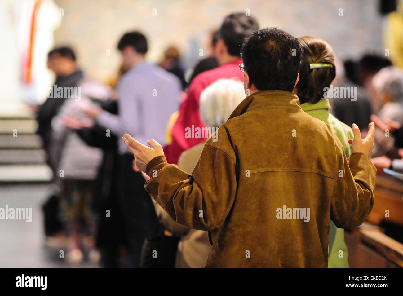 Fedeli a pregare durante la Messa, Parigi, Francia, Europa Foto Stock