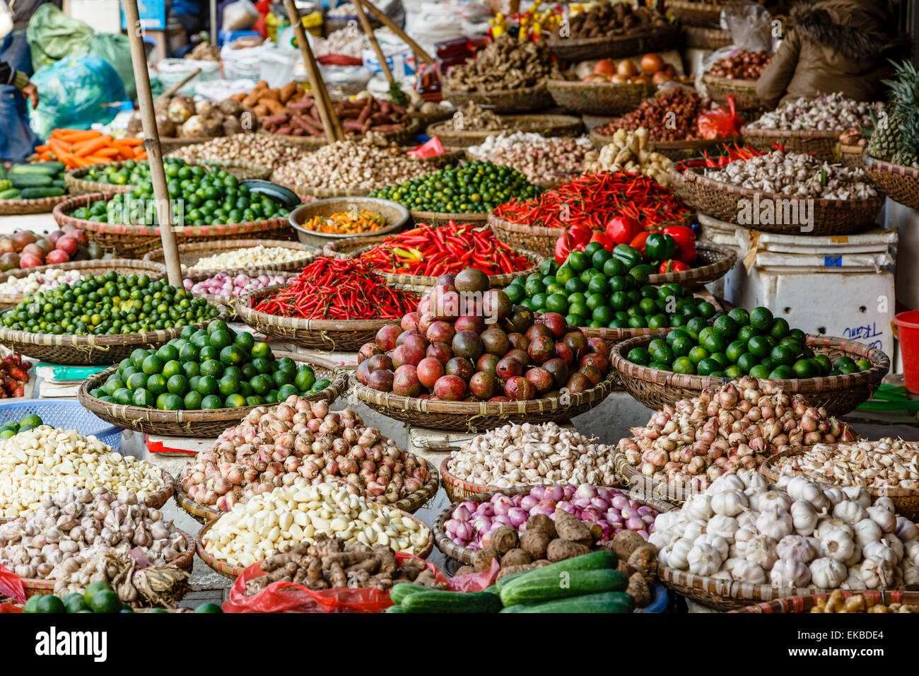 Frutta e verdura in stallo in un mercato nel quartiere vecchio, Hanoi, Vietnam, Indocina, Asia sud-orientale, Asia Foto Stock