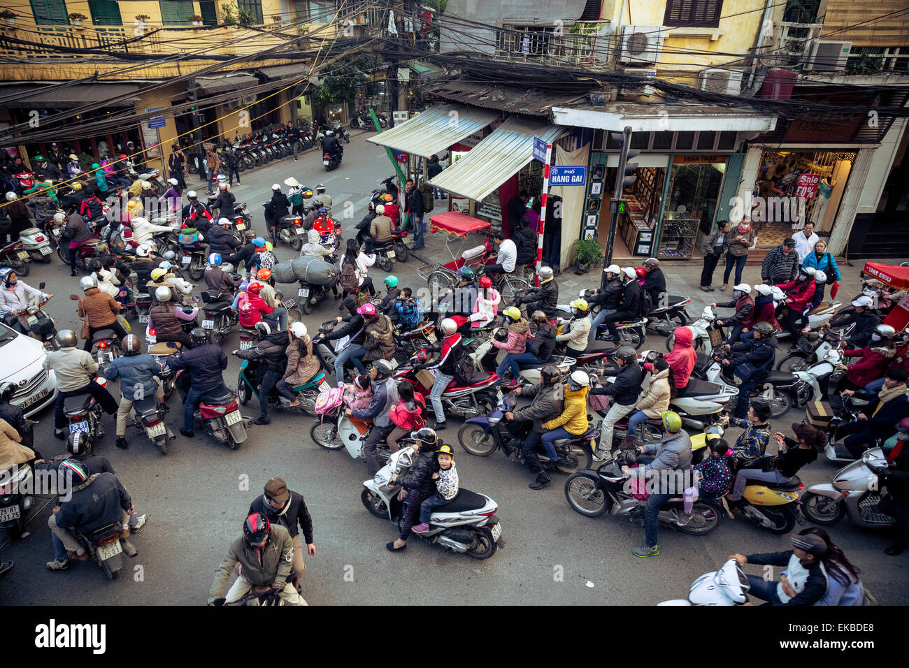 Il traffico intenso nel vecchio quartiere, Hanoi, Vietnam, Indocina, Asia sud-orientale, Asia Foto Stock