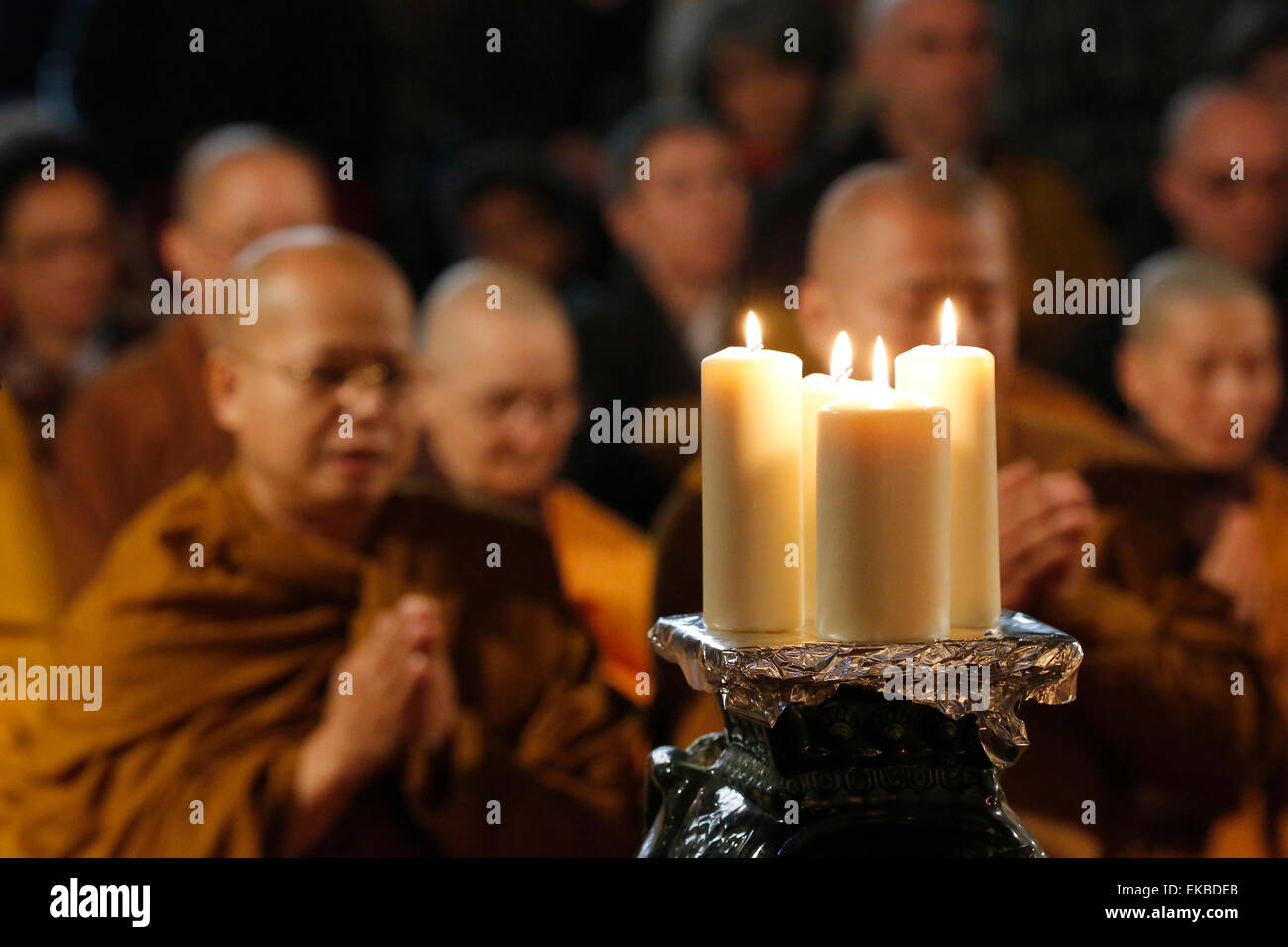 I monaci buddisti durante il Wesak (Buddha il compleanno, risveglio e nirvana) celebrazione presso il grande tempio buddista, Francia Foto Stock