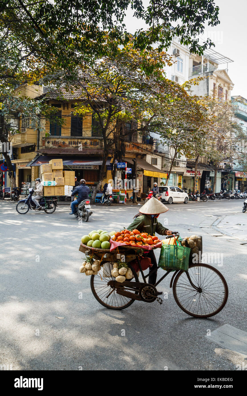 Scena di strada nel quartiere vecchio, Hanoi, Vietnam, Indocina, Asia sud-orientale, Asia Foto Stock