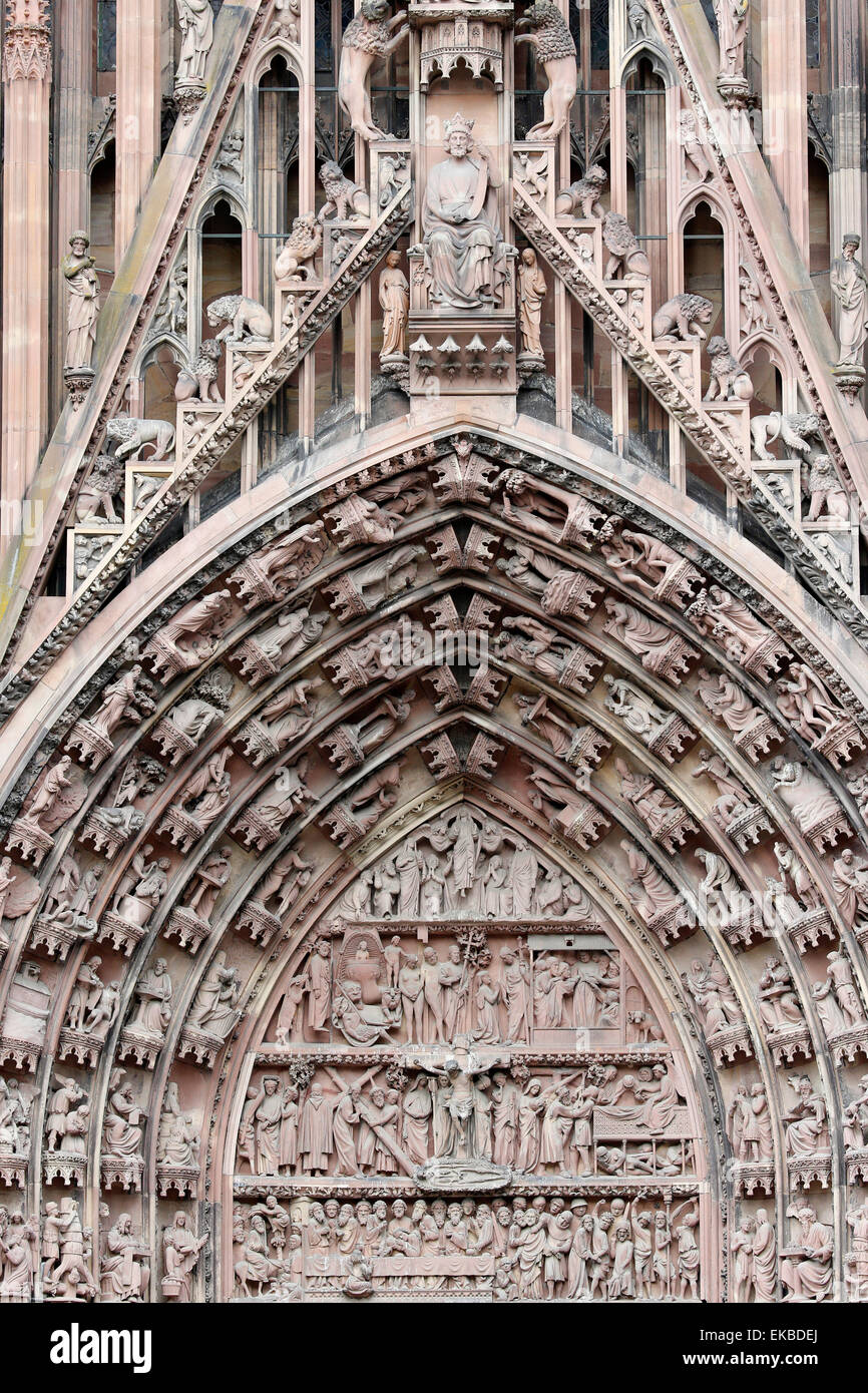 La Passione di nostro Signore sulla facciata occidentale di Nostra Signora della cattedrale di Strasburgo, Strasburgo, Alsazia, Francia, Europa Foto Stock