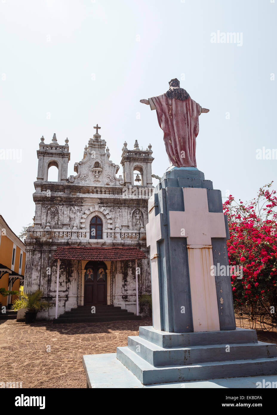 Vecchia Chiesa Portoghese in un parco di Fort Tiracol, Goa, India, Asia Foto Stock