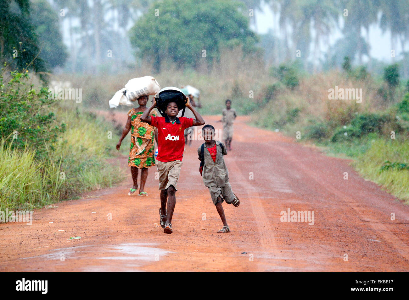Bambini sotto la pioggia, Togoville, Togo, Africa occidentale, Africa Foto Stock