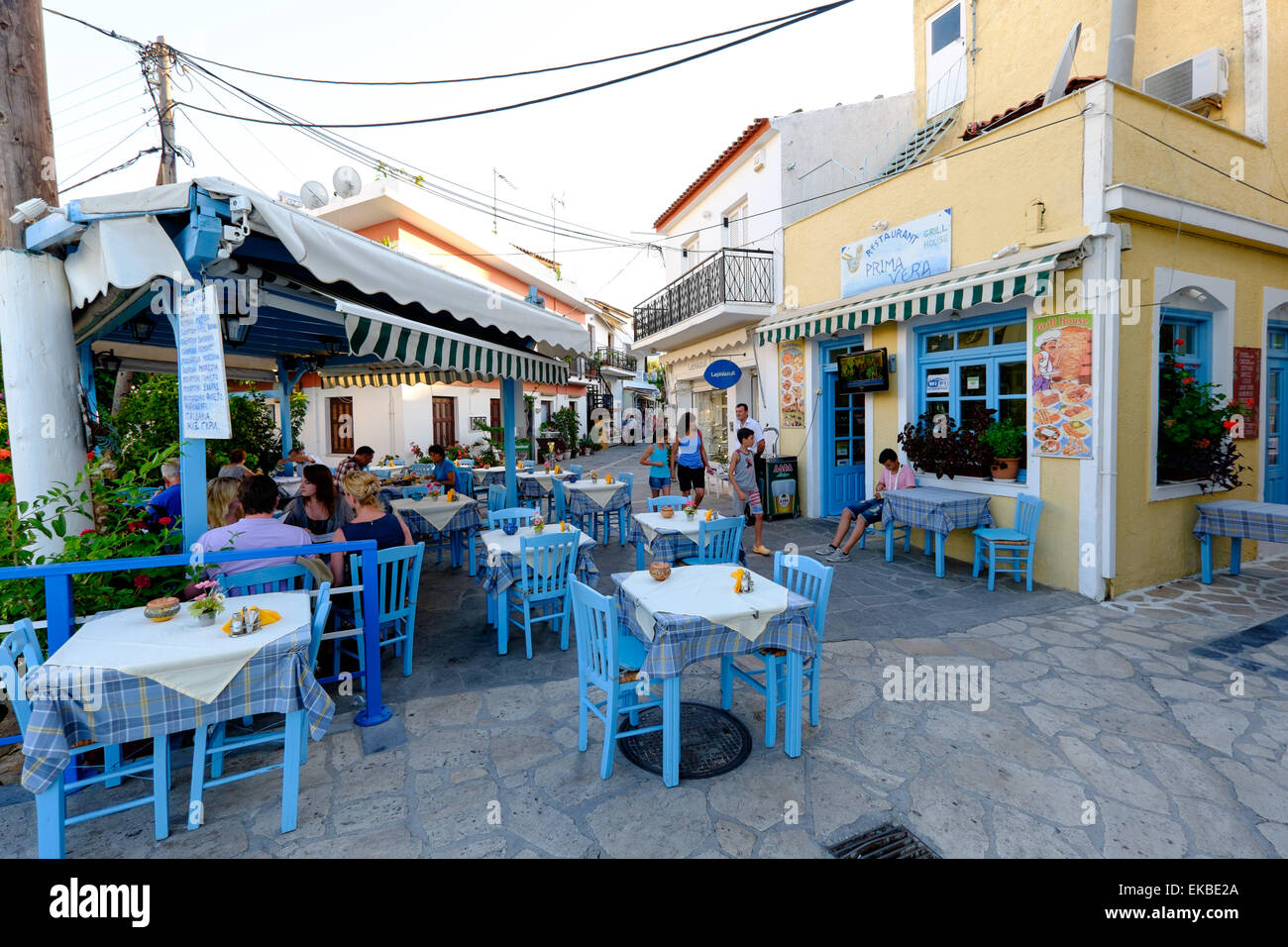 Taverne a Kokkari, Samos Island, a nord delle Isole del Mar Egeo, le isole greche, Grecia, Europa Foto Stock