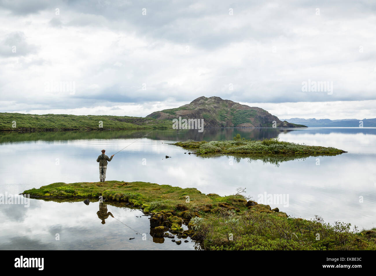 Uomo di pesca in lago Thingvallavatn, Thingvellir (Pingvellir) Parco Nazionale, UNESCO, Golden Circle, Islanda, regioni polari Foto Stock