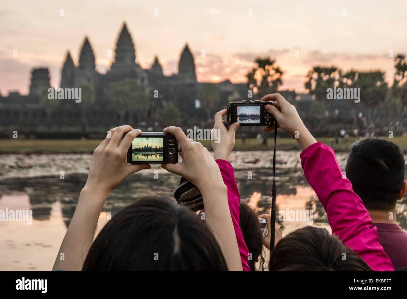 I turisti fotografare il tramonto sull'entrata ovest di Angkor Wat, Angkor, UNESCO, Siem Reap, Cambogia, Indocina, Asia Foto Stock