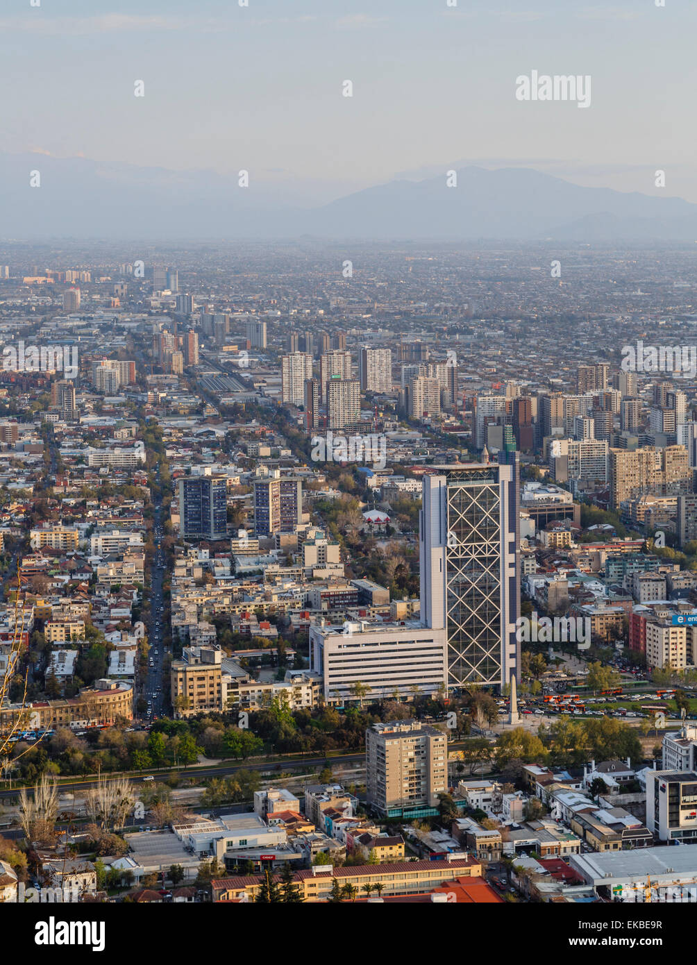 Vista su Plaza Baquedano e la torre di Telefonica, Cerro San Cristobal, Santiago del Cile, Sud America Foto Stock