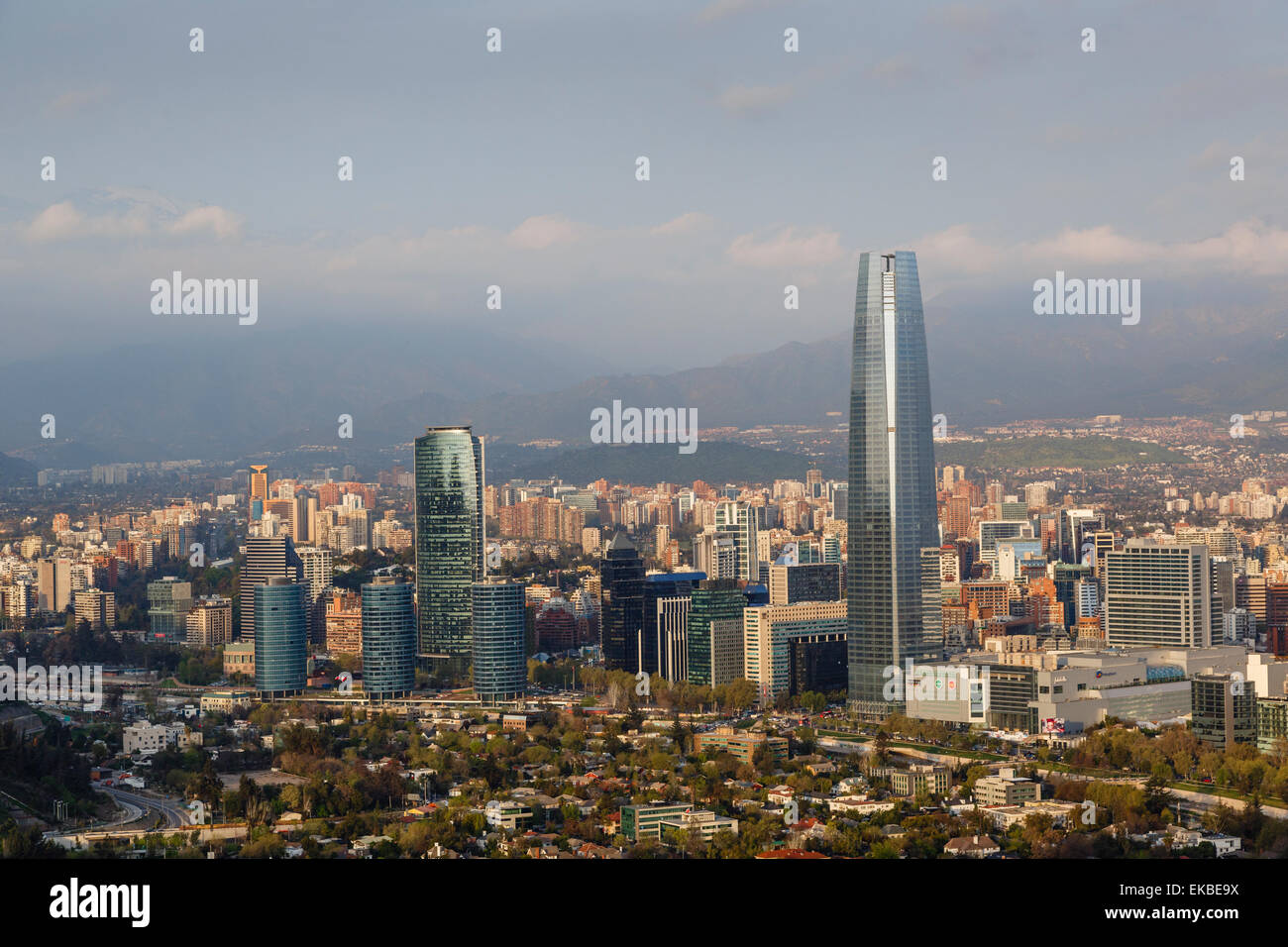 Vista sulla Gran Torre Santiago dal Cerro San Cristobal, Santiago del Cile, Sud America Foto Stock