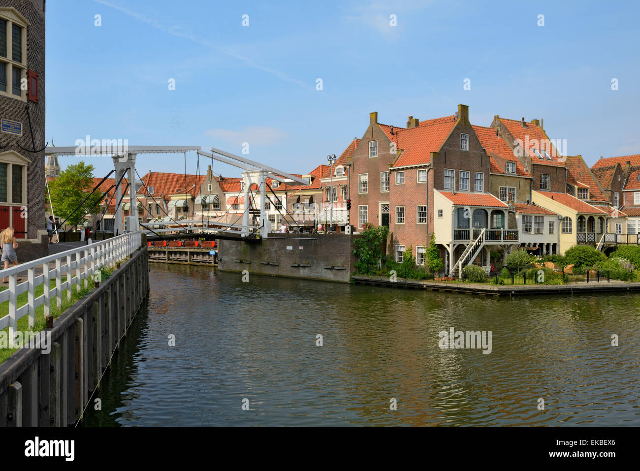 Ponte mobile (ponte levatoio) e case nel porto di Enkhuizen, North Holland, Paesi Bassi, Europa Foto Stock