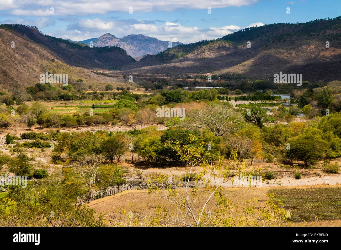 Vista del Guayabo valle dove il fiume Coco si apre al di sotto del famoso Canyon Somoto, Somoto, Madriz, Nicaragua Foto Stock