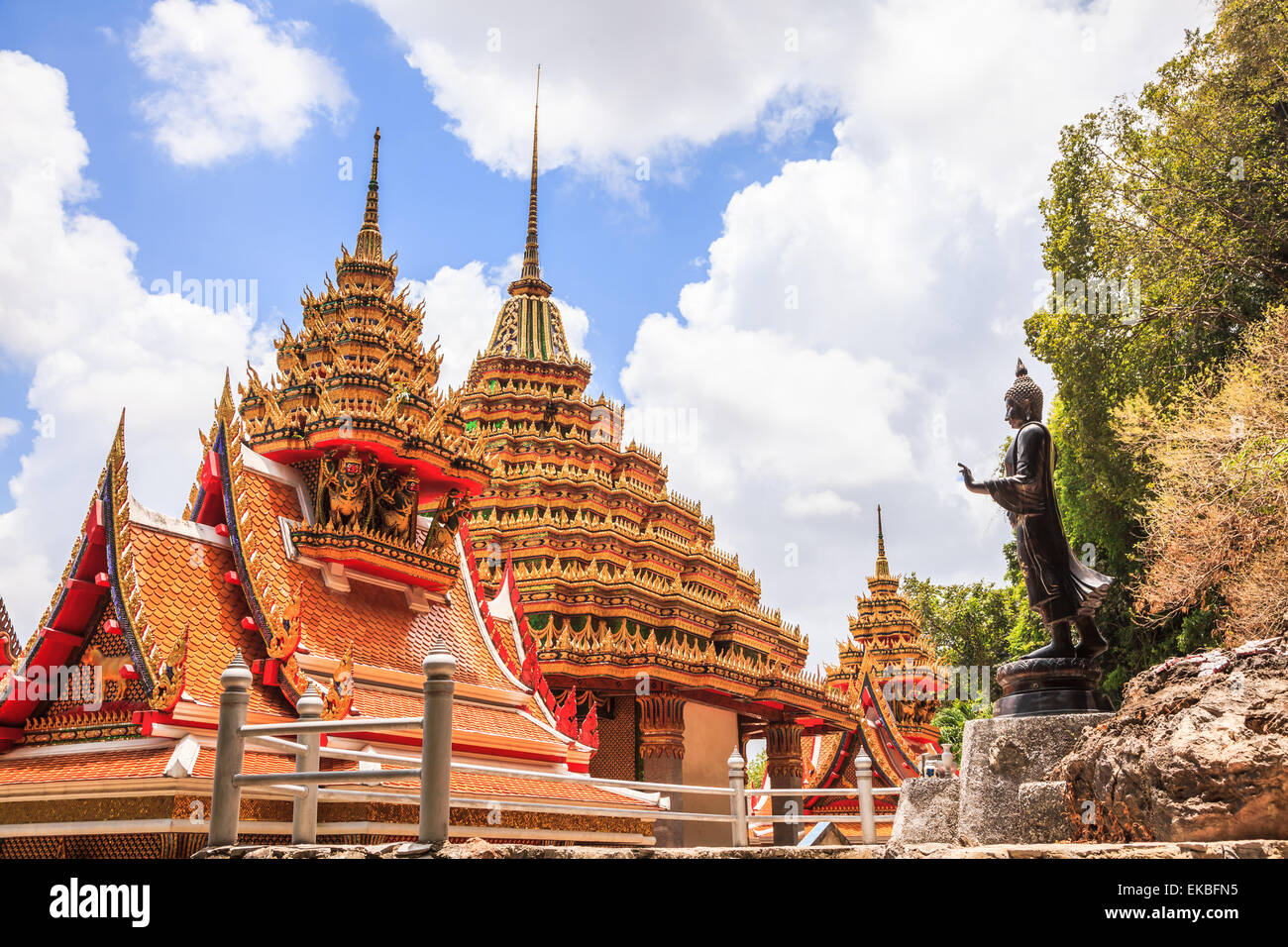 In piedi la statua di Buddha nel Wat Khuha Sawan, Phatthalung provincia, Thailandia Foto Stock