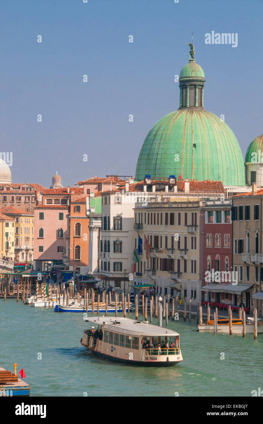 Il vaporetto sul Canal Grande e chiesa duomo, Venezia, Sito Patrimonio Mondiale dell'UNESCO, Veneto, Italia, Europa Foto Stock