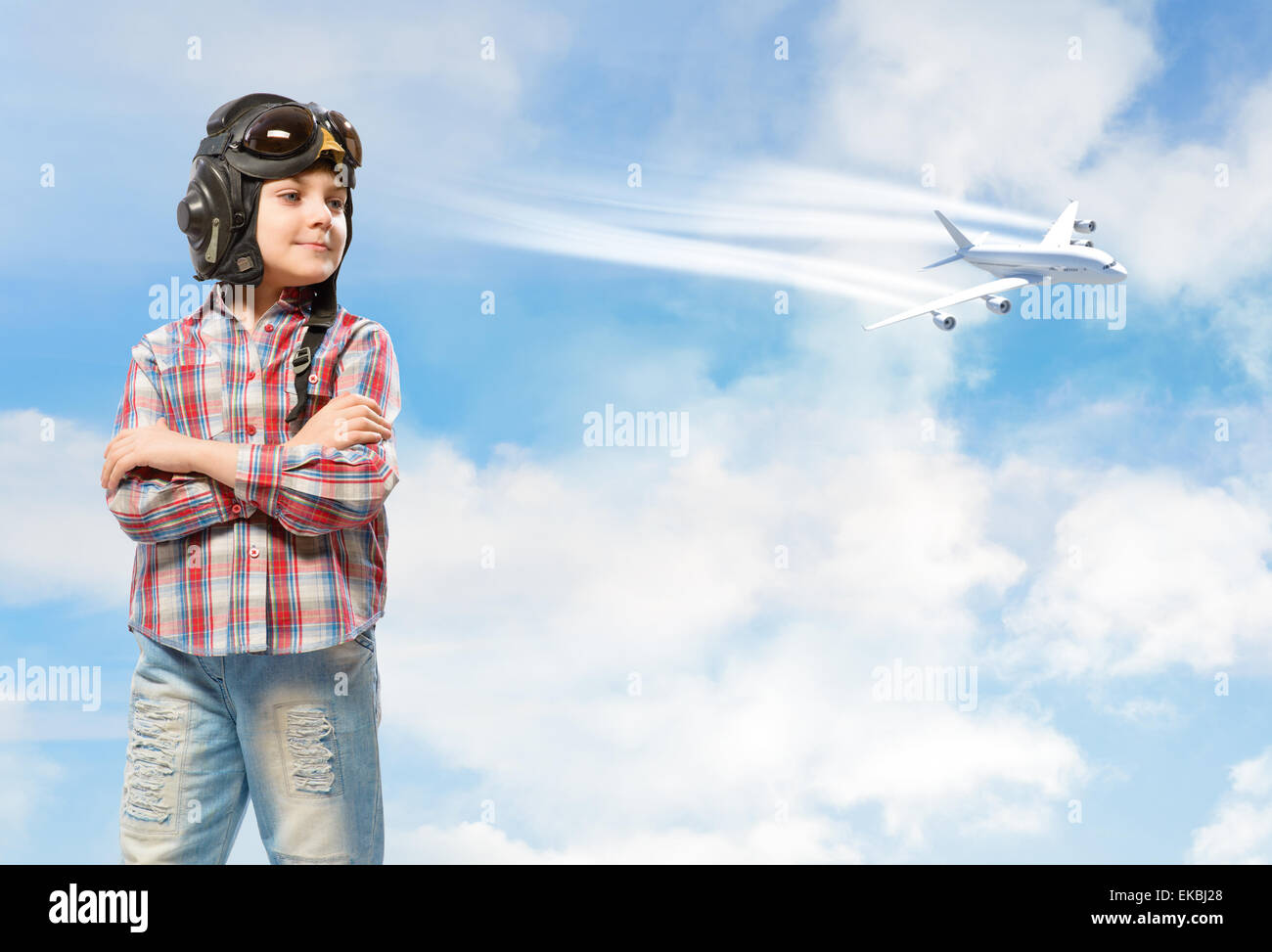 Ragazzo in casco pilota sogna di diventare un pilota Foto Stock