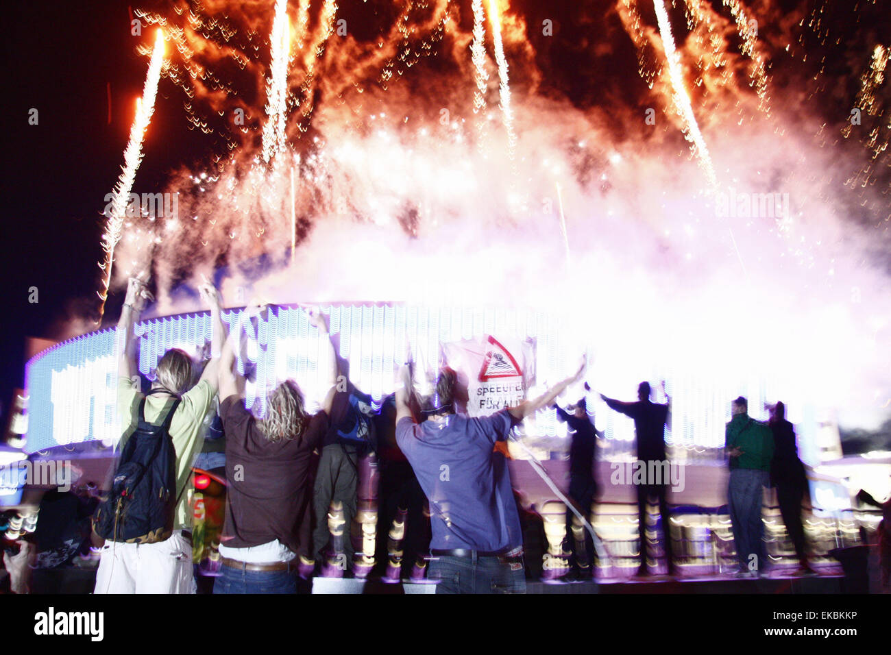 Settembre 10, 2008 - BERLINO: proteste contro gentrification all'apertura ufficiale della 'O2 World Arena in Berlin-Friedrich Foto Stock