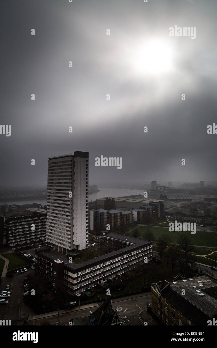 Londra, Regno Unito. Il 9 aprile 2015. Pesante velatura continua su Londra City Credit: Guy Corbishley/Alamy Live News Foto Stock