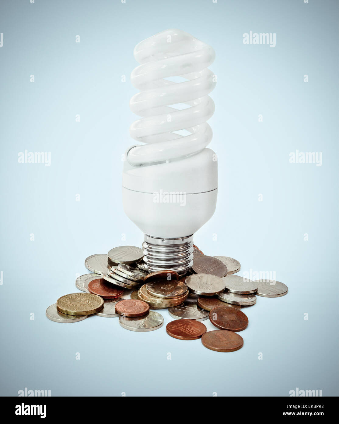 Risparmio energetico concetto con monete Foto Stock
