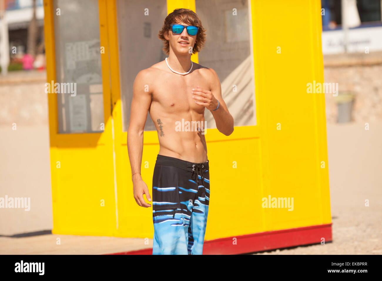 Uomo bello guardare il mare su di un bagnino house Foto Stock