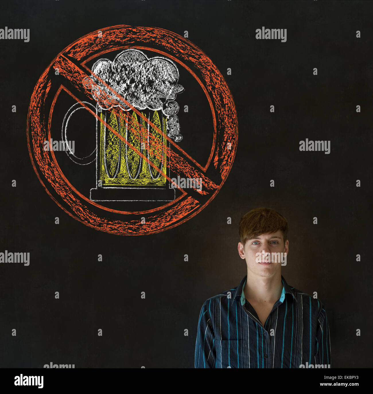 La birra non alcool uomo su sfondo blackboard Foto Stock