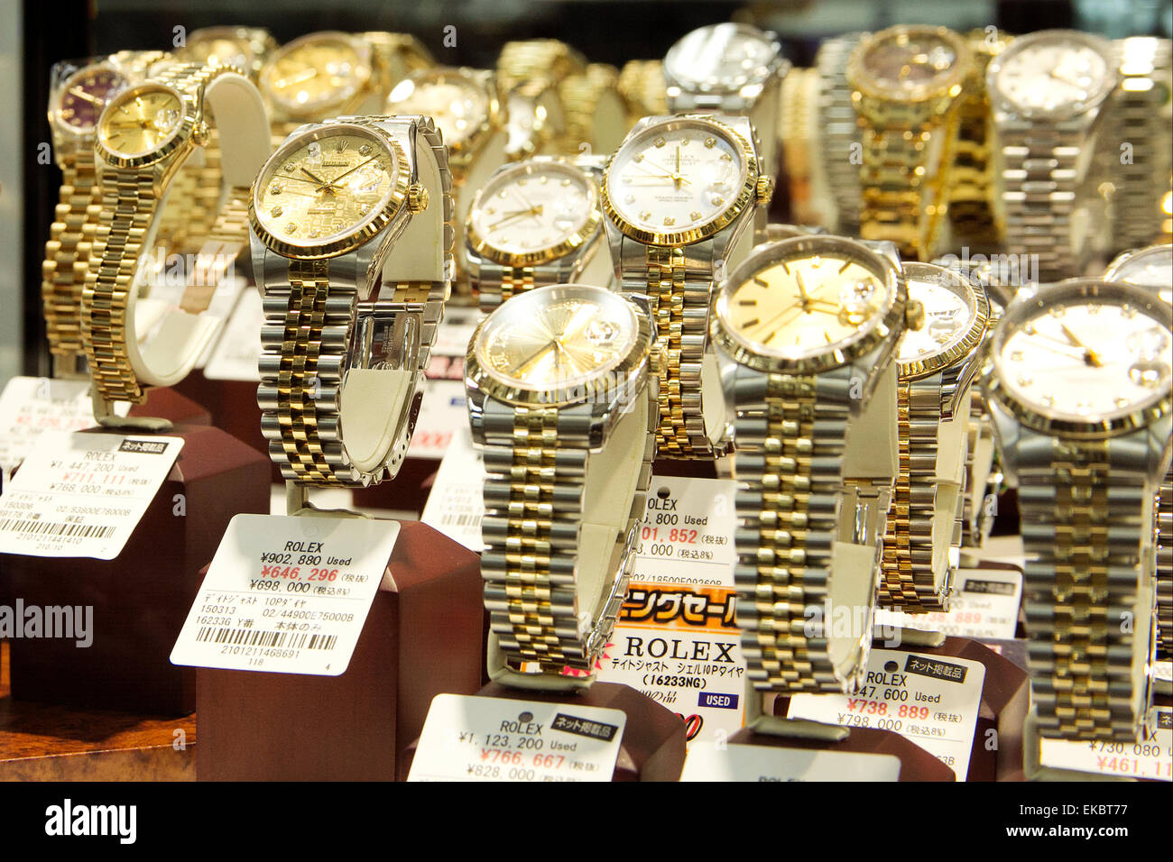 Il marchio di lusso Rolex prodotti in vendita nel nuovo store di Yamada  Denki (LABI amenità e TAX FREE) Shimbashi-Ginza Aprile 9, 2015, Tokyo,  Giappone. La nuova elettronica e brand store ha