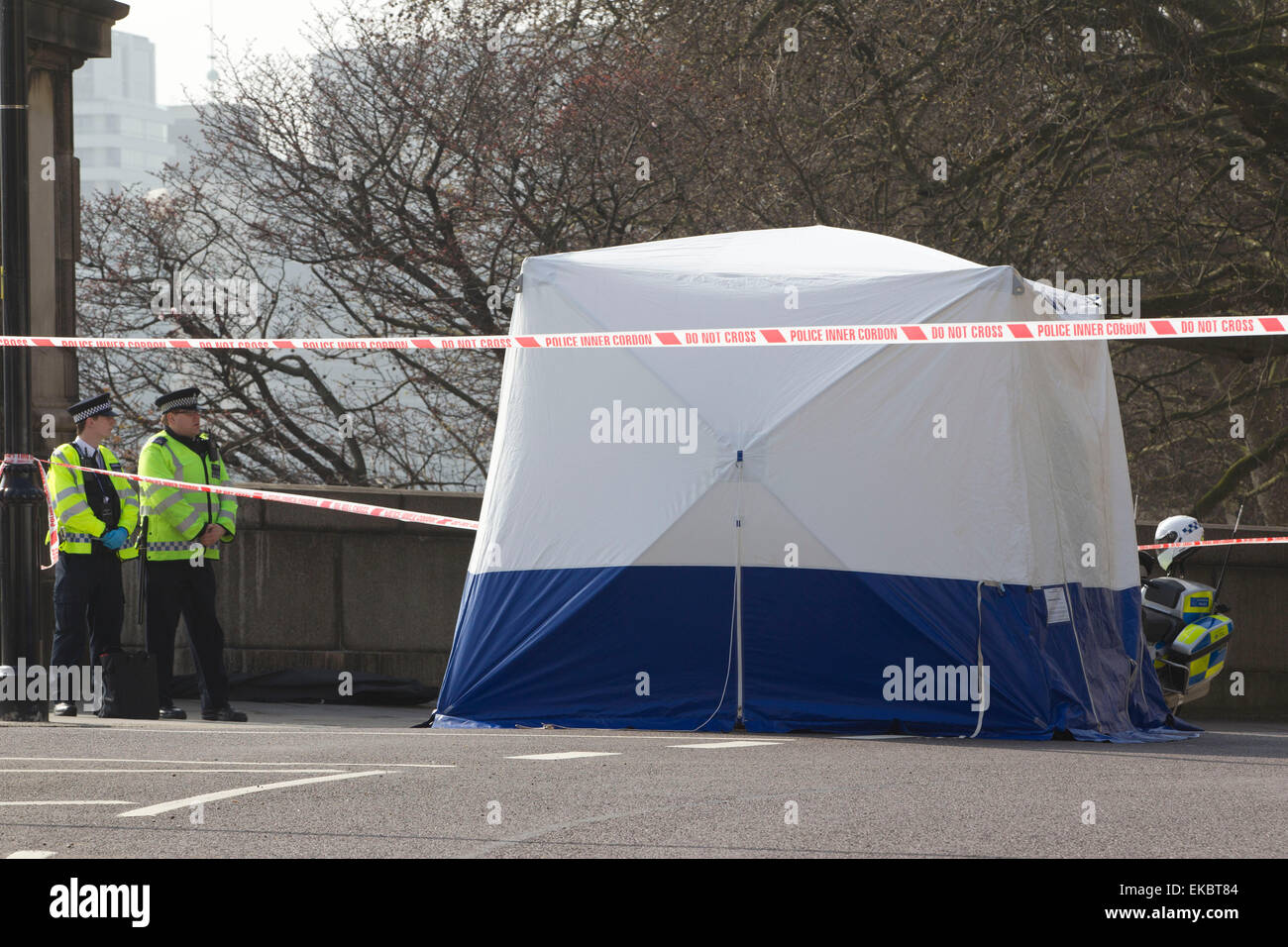 Westminster, Londra, Regno Unito. Il 9 aprile 2015. Ciclista fatalità in Westminster, Londra, Regno Unito Polizia stradale sono visti la tenuta del Lambeth Bridge area di Londra di questa mattina dopo un altro falatality durante il traffico intenso. Un altro ciclista è stato ucciso sulla trafficata strada nel centro di Londra, UK Credit: Jeff Gilbert/Alamy Live News Foto Stock