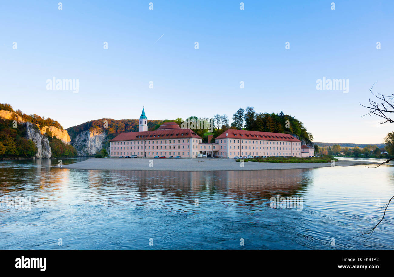 Wellenberg Monastero a Fiume Danubio piegare di giorno, Kehlheim, Baviera, Germania Foto Stock