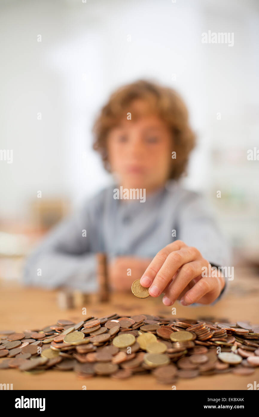 Ragazzo adolescente contare monete Foto Stock