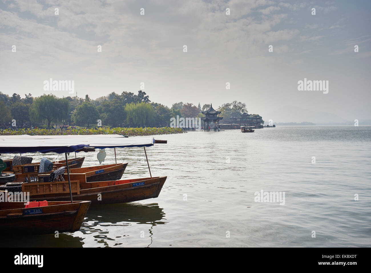 Ormeggiate barche da pesca sul Westlake, Hangzhou, Cina Foto Stock